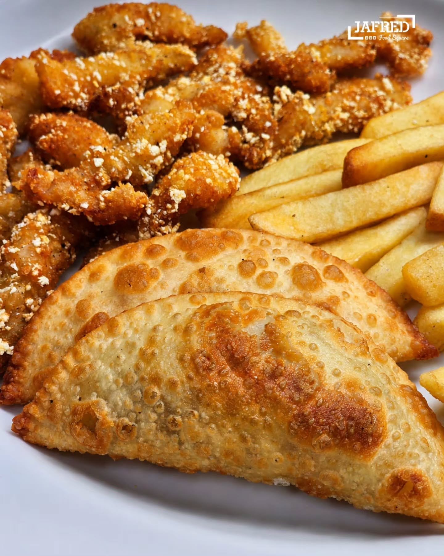 Frango empanado, batata frita e pastel do Jafred
