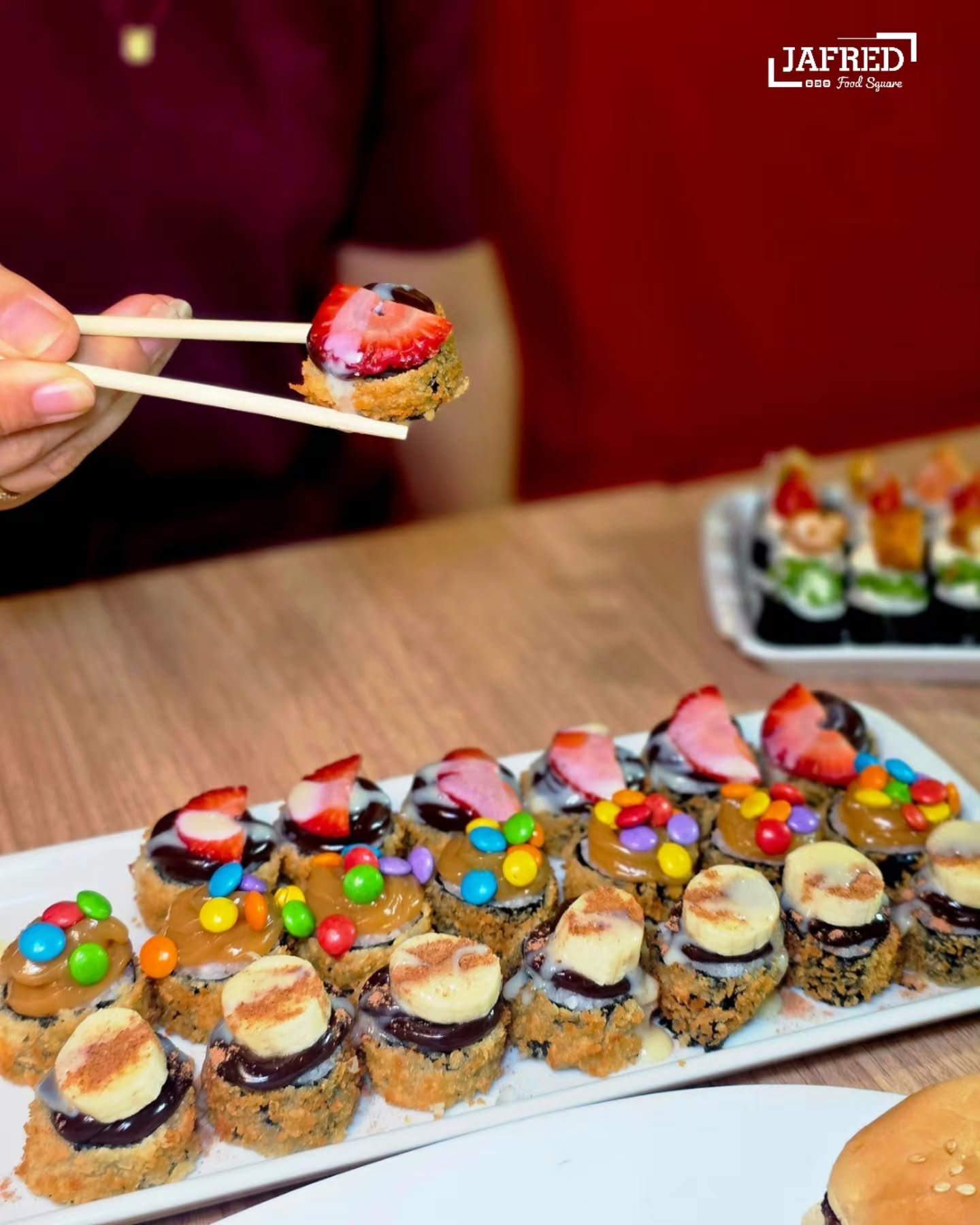 Sushi doce com morango e chocolate do Jafred
